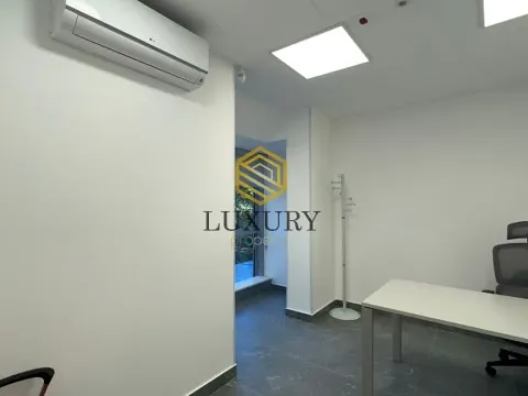 Izdavanje, poslovni prostor, 77m², Centar, Podgorica - image 2