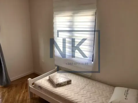 Smaller bedroom with a bed and a window with blinds. - image 6
