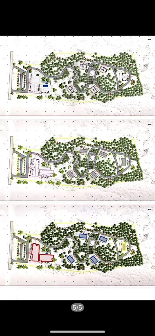 Arhitektonski plan lokacije i parcele sa ucrtanim objektima i zelenilom.