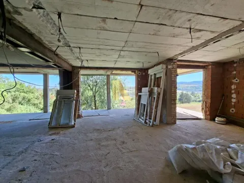 Nezavršeni unutrašnji prostor u izgradnji sa otvorenim otvorima za prozore. - image 8