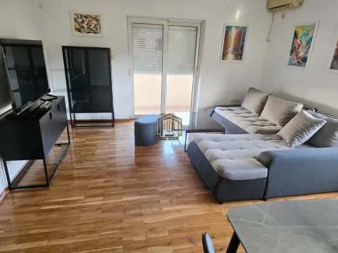 Dnevna soba sa garniturom, televizorom i izlazom na terasu. - image 2