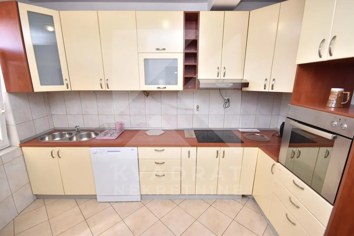 Izdavanje, četvorosoban stan, 160m², Tološi, Podgorica