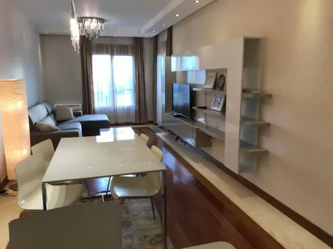 Prostrani dnevni boravak sa trpezarijom i modernim namještajem. - image 5