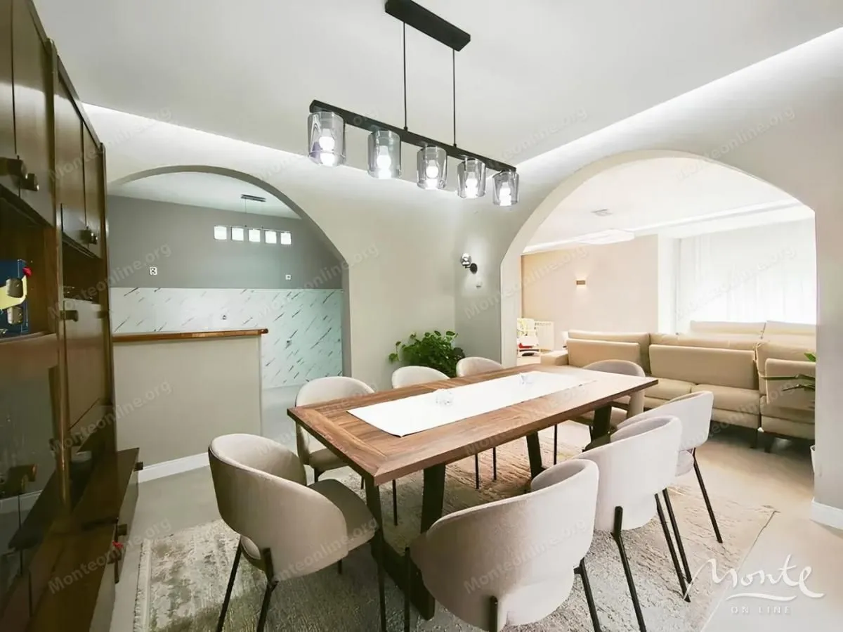Prodaja, kuća, 350m², Velje Brdo, Podgorica