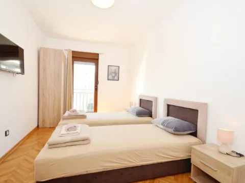 Izdavanje, dvosoban stan, 83m², Centar, Tivat - image 12