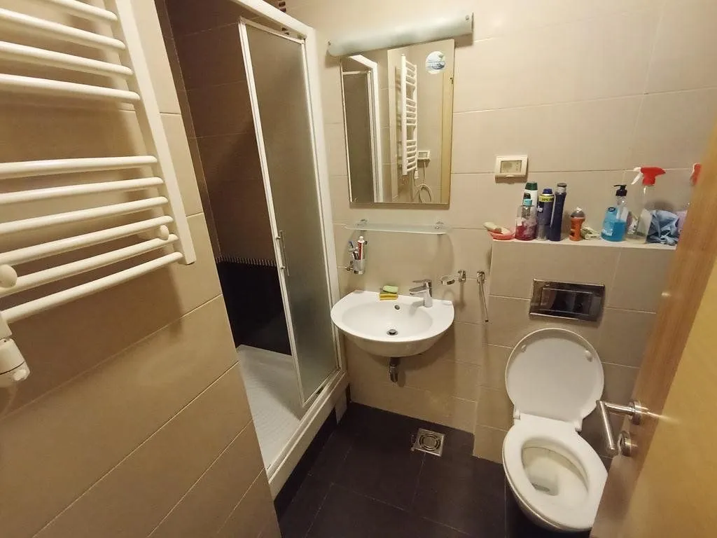 Kompaktno kupatilo sa tuš kabinom, umivaonikom i WC šoljom.