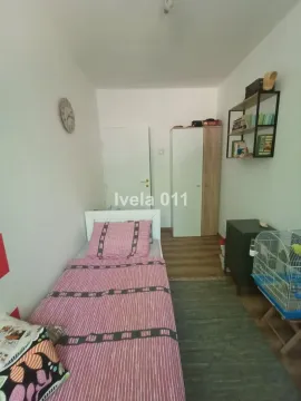 Manja spavaća soba sa krevetom na rasklapanje, ormarom i zidnom policom. - image 10