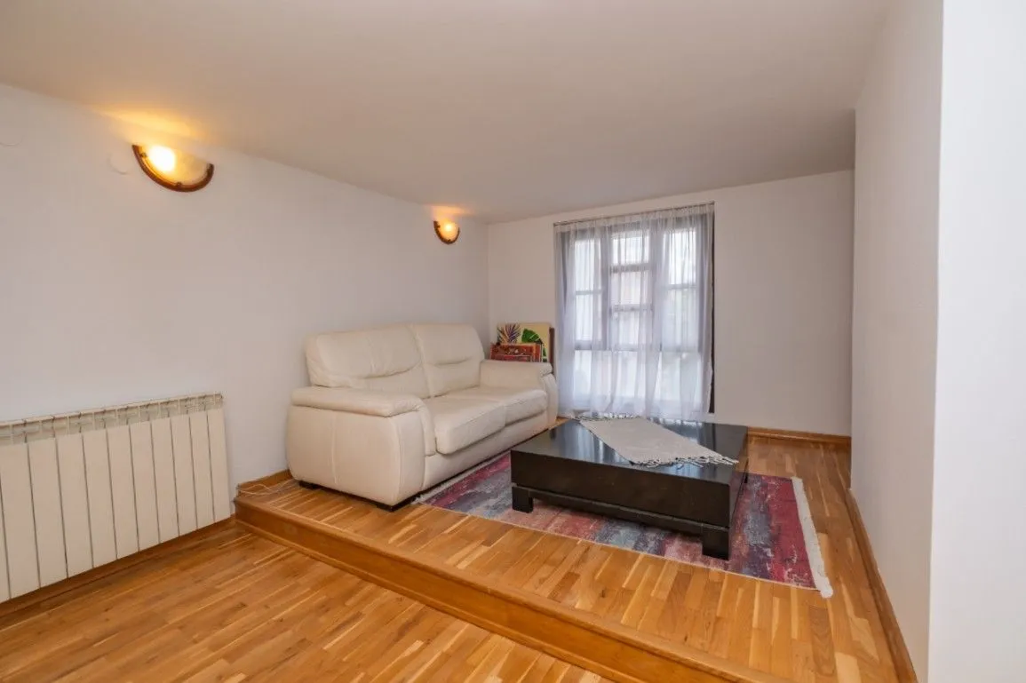 Rent, five bedroom apartment, 280m², Gorica C, Podgorica