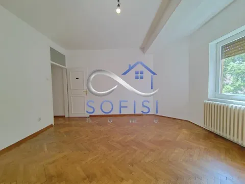Prazna soba sa parketom i belim zidovima. - image 14