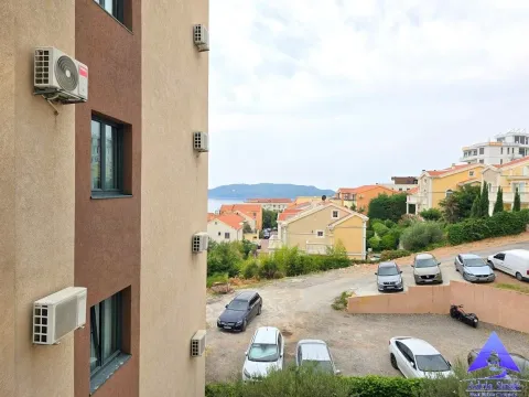 Prodaja, dvosoban stan, 64m², Bečići, Budva - image 1