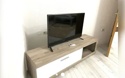 TV komoda sa televizorom u dnevnom boravku. - image 8