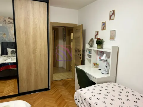 Dječja soba sa krevetom, radnim stolom i velikim ormarom. - image 13