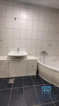 Kupatilo opremljeno umivaonikom sa ormarićem i ugaonom kadom. - image 15