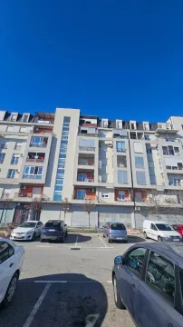 Eksterijer višestambene zgrade sa parkingom u prvom planu. - image 10