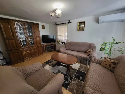 Namještena dnevna soba sa garniturom, drvenim ormarom i televizorom. - image 7