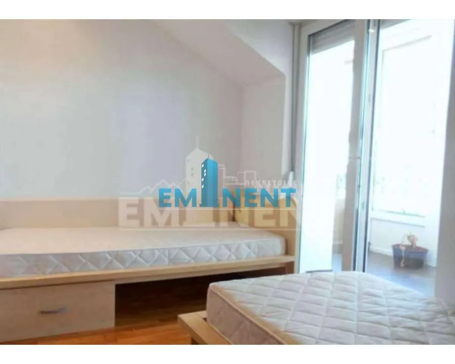 Izdavanje, četvorosoban stan, 140m², Đeram Pijaca, Beograd