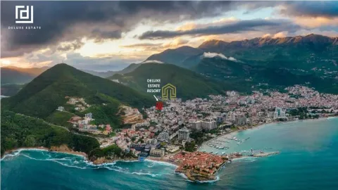 Pogled iz vazduha na obalu grada i planine u pozadini. - image 3