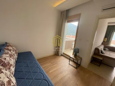 Manja spavaća soba sa krevetom i izlazom na terasu. - image 11