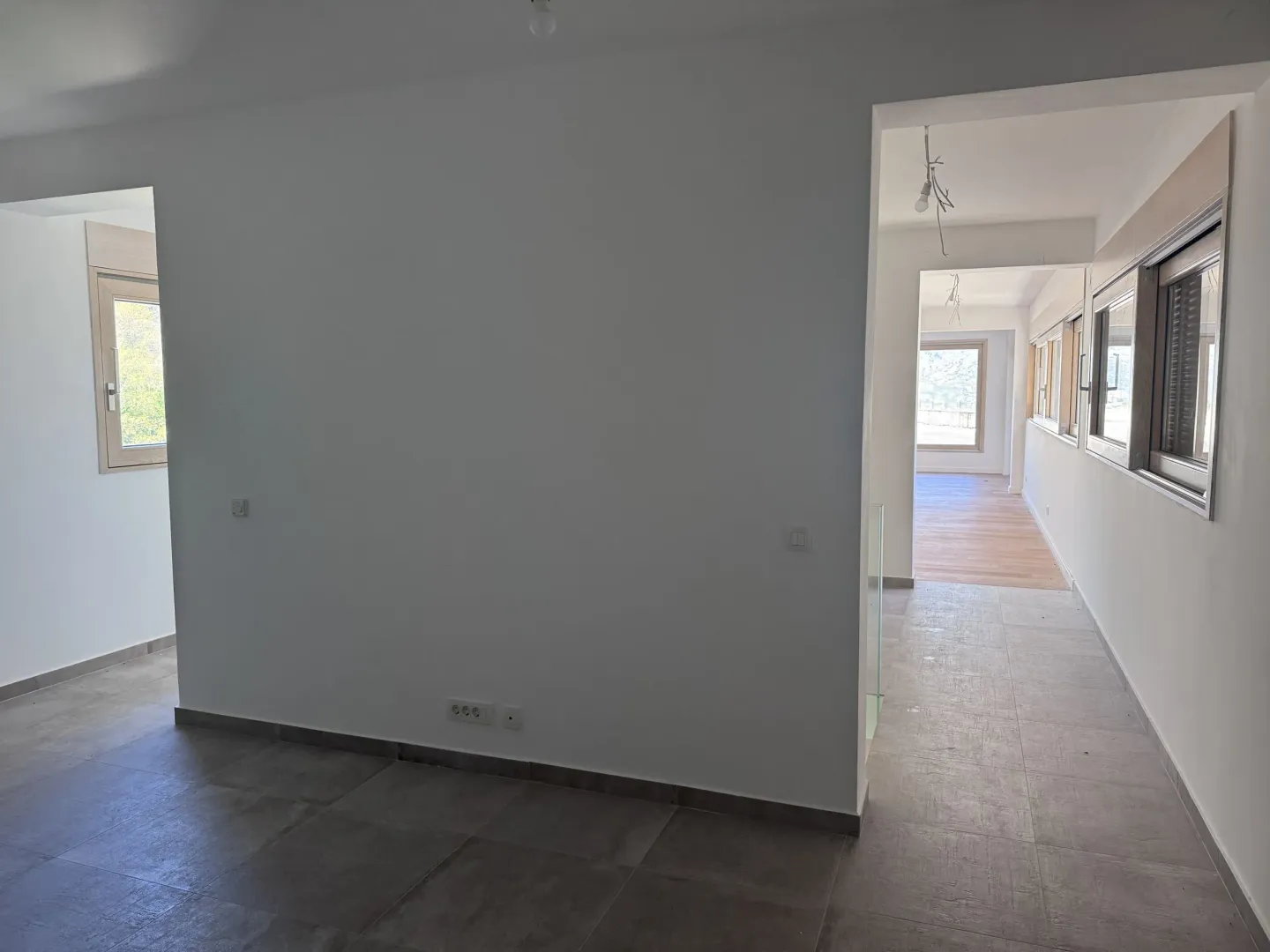 Svijetao, prazan unutrašnji prostor u novogradnji sa pločicama.