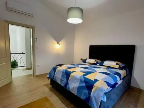 Izdavanje, četvorosoban stan, 240m², Kotor, Crna Gora - image 8