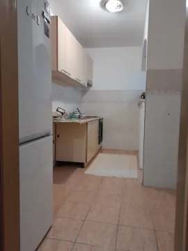 Jednostavna kuhinja sa svijetlim elementima i pločicama. - image 12