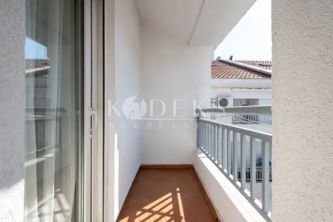 Manji natkriveni balkon sa pločicama na podu i metalnom ogradom. - image 13