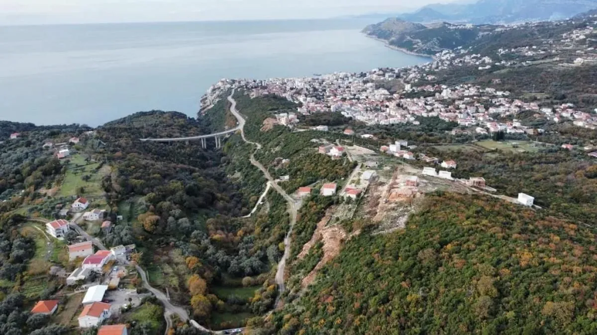 Pogled iz vazduha na obalu i primorsko naselje sa brda.