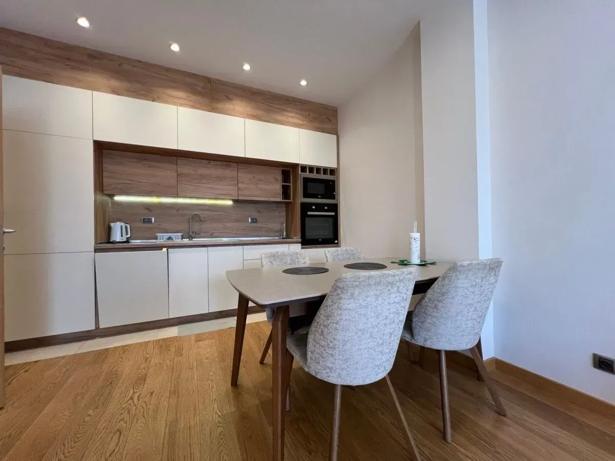 Izdavanje, dvosoban stan, 75m², Kod Capital Plaze, Podgorica