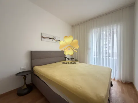 Svijetla spavaća soba sa bračnim krevetom i izlazom na terasu. - image 12