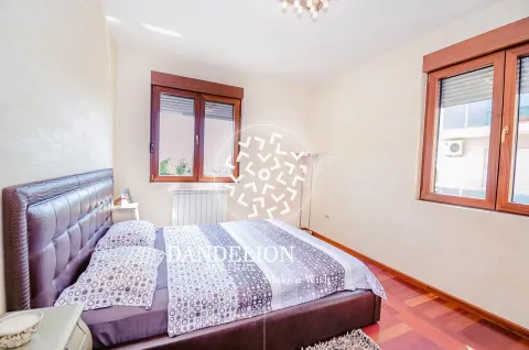 Spavaća soba sa bračnim krevetom i prozorima. - image 6