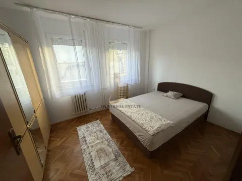 Nameštena spavaća soba sa bračnim krevetom, ormarom i dva prozora. - image 4