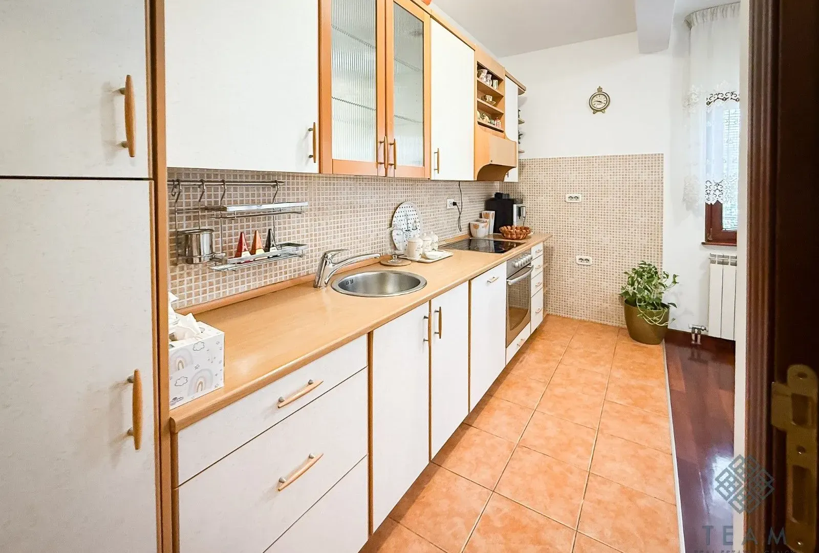Izdavanje, trosoban stan, 100m², Gorica C, Podgorica
