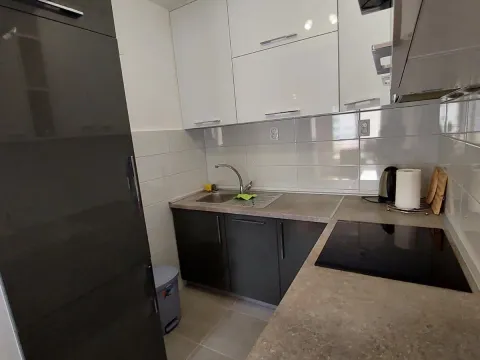 Izdavanje, dvosoban stan, 68m², Centar, Tivat - image 6