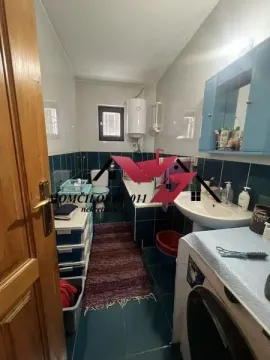 Pogled na kupatilo sa kadom, umivaonikom i veš mašinom. - image 5
