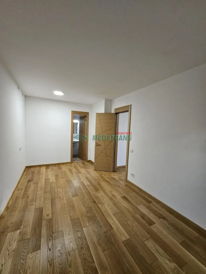 Izdavanje, četvorosoban stan, 124m², Centar, Novi Sad