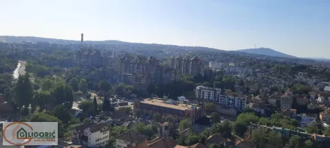 Pogled sa visine na gradski pejzaž i okolna naselja. - image 12