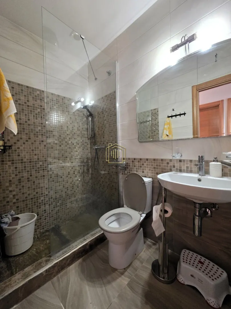 Bathroom equipped with a shower cabin, washbasin, and toilet.