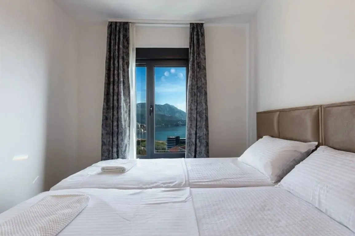 Rent, two bedroom apartment, 65m², Bečići, Budva