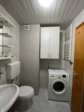 Manje kupatilo sa sanitarijama, ormarićem i veš mašinom. - image 14