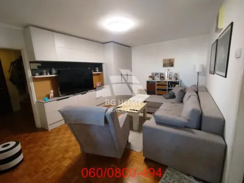 Dnevna soba sa garniturom i televizorom. - image 2