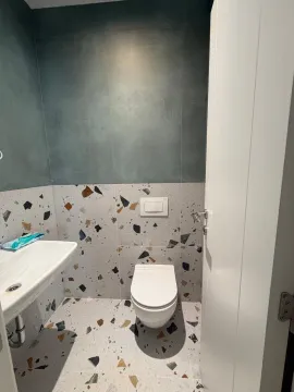 Moderno opremljeno kupatilo sa lavaboom i konzolnom wc šoljom. - image 14