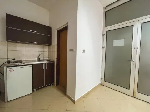 Rent, office space, 50m², Blok 6, Podgorica - image 7