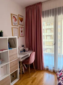 Dječija soba sa radnim stolom i roze zavjesama. - image 8