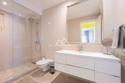 Moderne kupatilo sa tuš kabinom, umivaonikom i ogledalom. - image 25