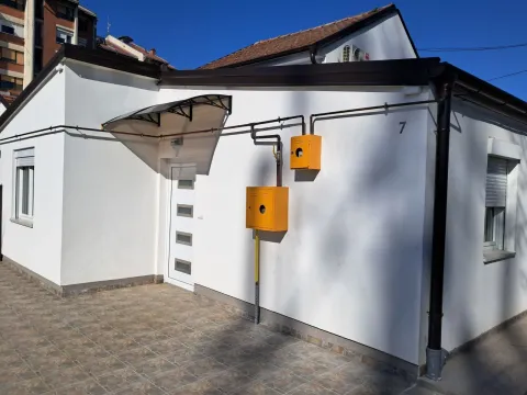 Pogled na spoljašnjost kuće sa ulaznim vratima i fasadom. - image 7