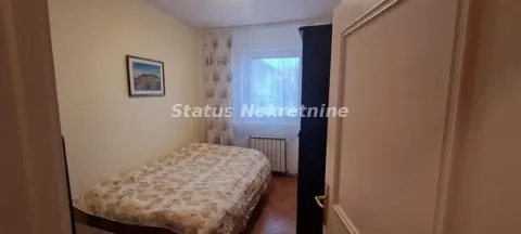 Manja spavaća soba sa bračnim krevetom, ormarom i prozorom. - image 11
