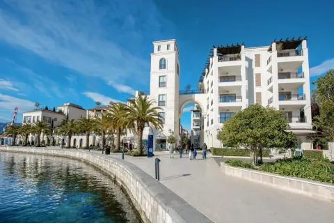 Pogled na moderno naselje i šetalište pored vode sa palmama. - image 14