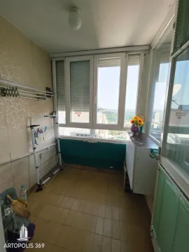 Zastakljeni balkon sa keramičkim pločicama na podu i sušačem za veš. - image 20