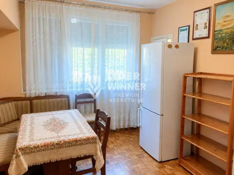 Kuhinja sa trpezarijskim delom i frižiderom. - image 6