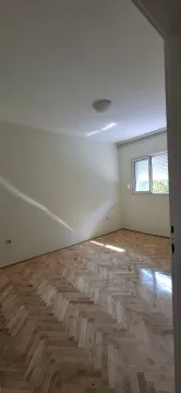Prazna soba sa parketom i prozorom. - image 15